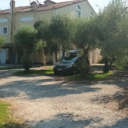 Antonios Olive Garden Acharavi Kerkyra * אצ'ארבי